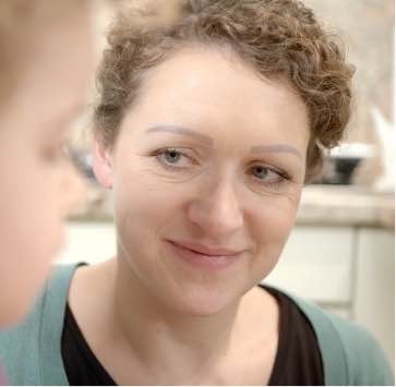 Portrait-Foto der Mutter der kleinen SMA-Patientin.